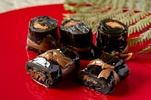 味わい深い煮汁が染み込んだ昆布巻きのイメージ