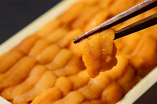 殻剥きしたうにを折詰めして急速冷凍のイメージ