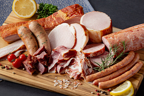 熟練の技術で仕上げたハムとベーコンのイメージ