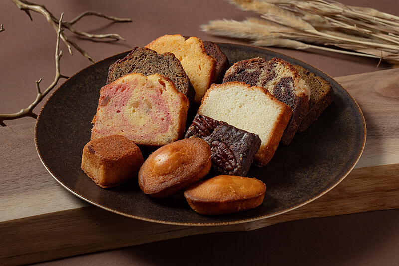 人気のパウンドケーキとプティフールを合わせたアソートメントのイメージ