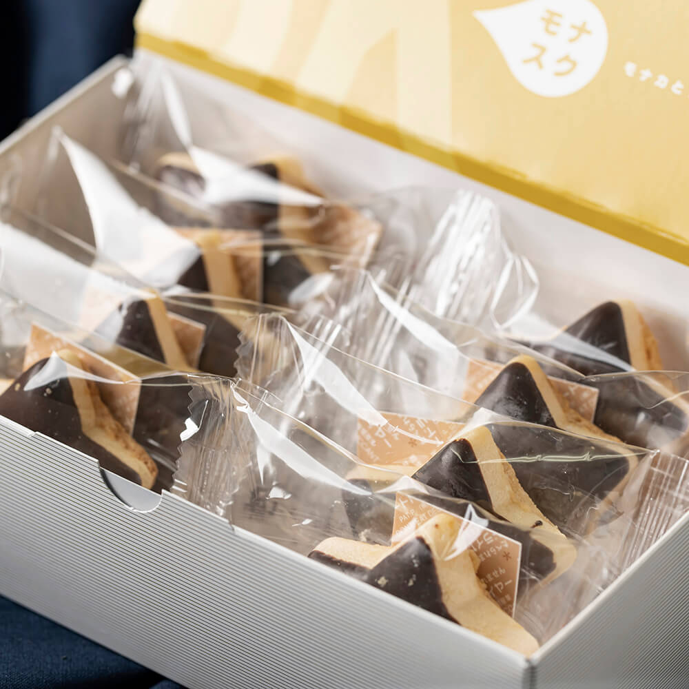 もち×もちシュー6個＆モナスク 五稜郭（チョコレート）8個入り｜PREZO