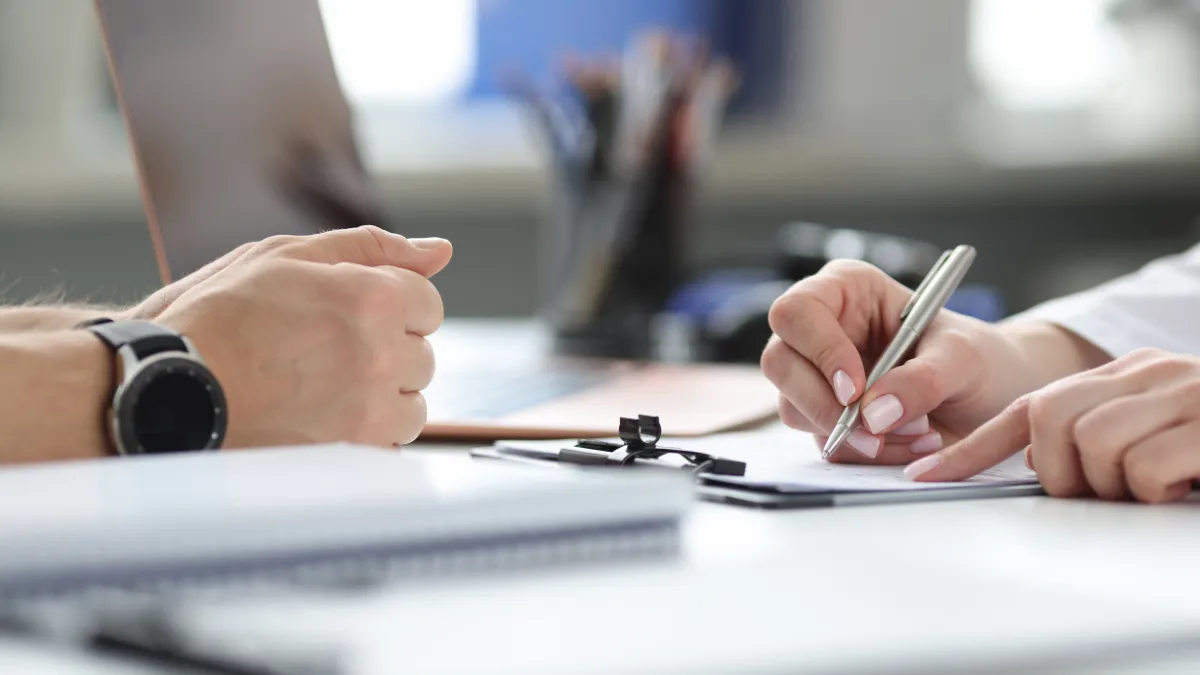 対面で問診をしている