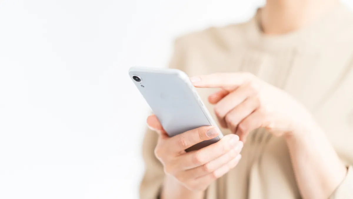 スマホを操作している女性