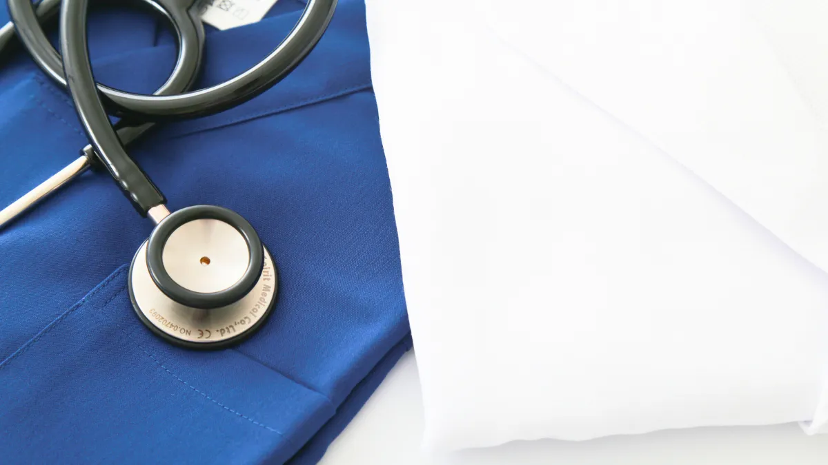 医療スクラブと白衣