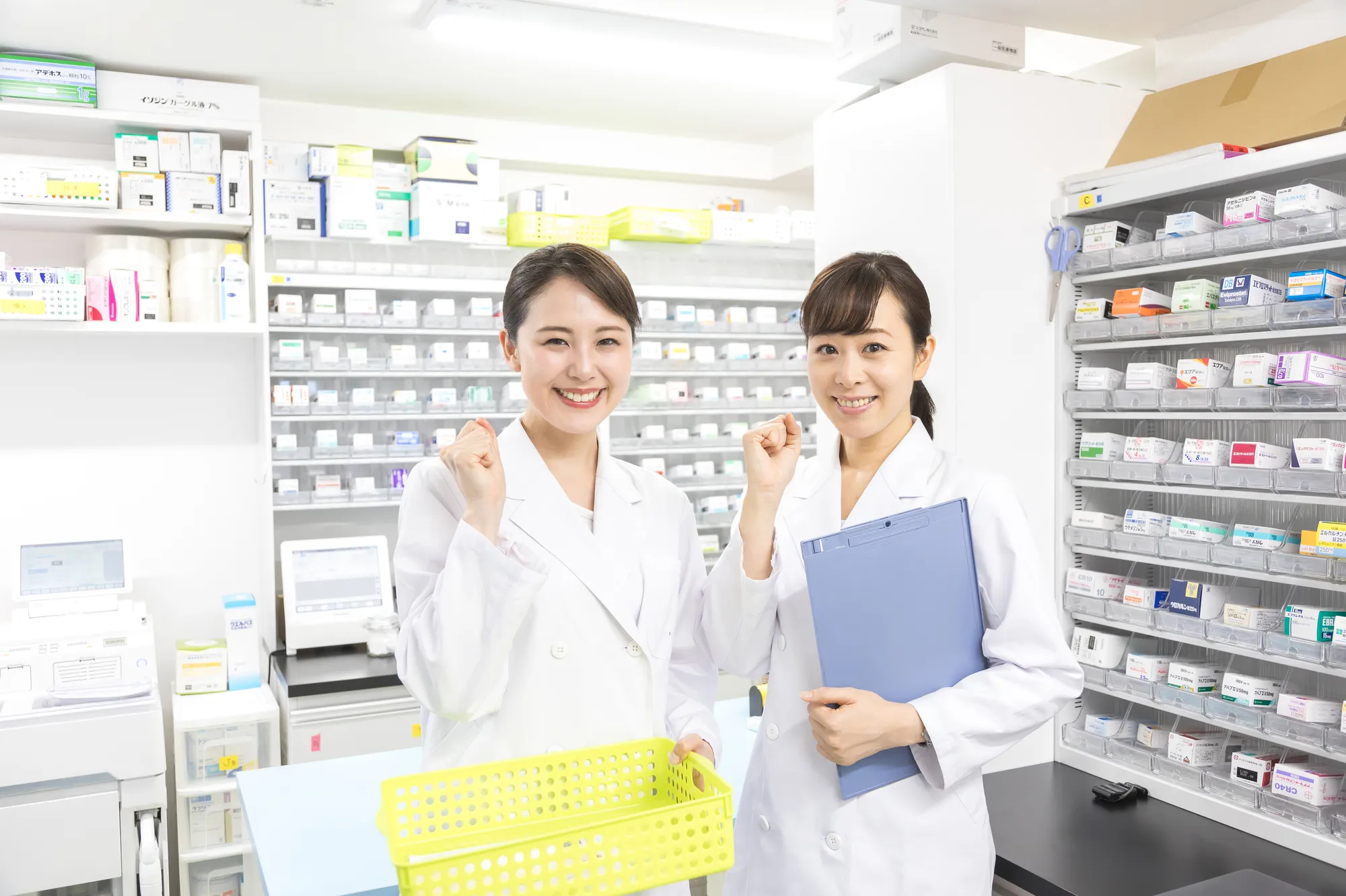 白衣を着た女性2名が笑顔でガッツポーズをしている