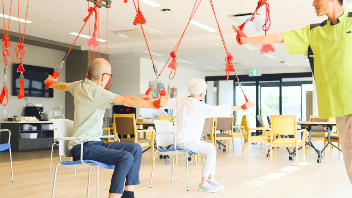 レッドコードを使って運動をしている高齢者