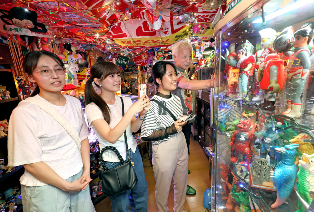 地域学生メディアつづみが「金沢昭和迷宮館」「大正浪漫喫茶 金魚庵」を取材