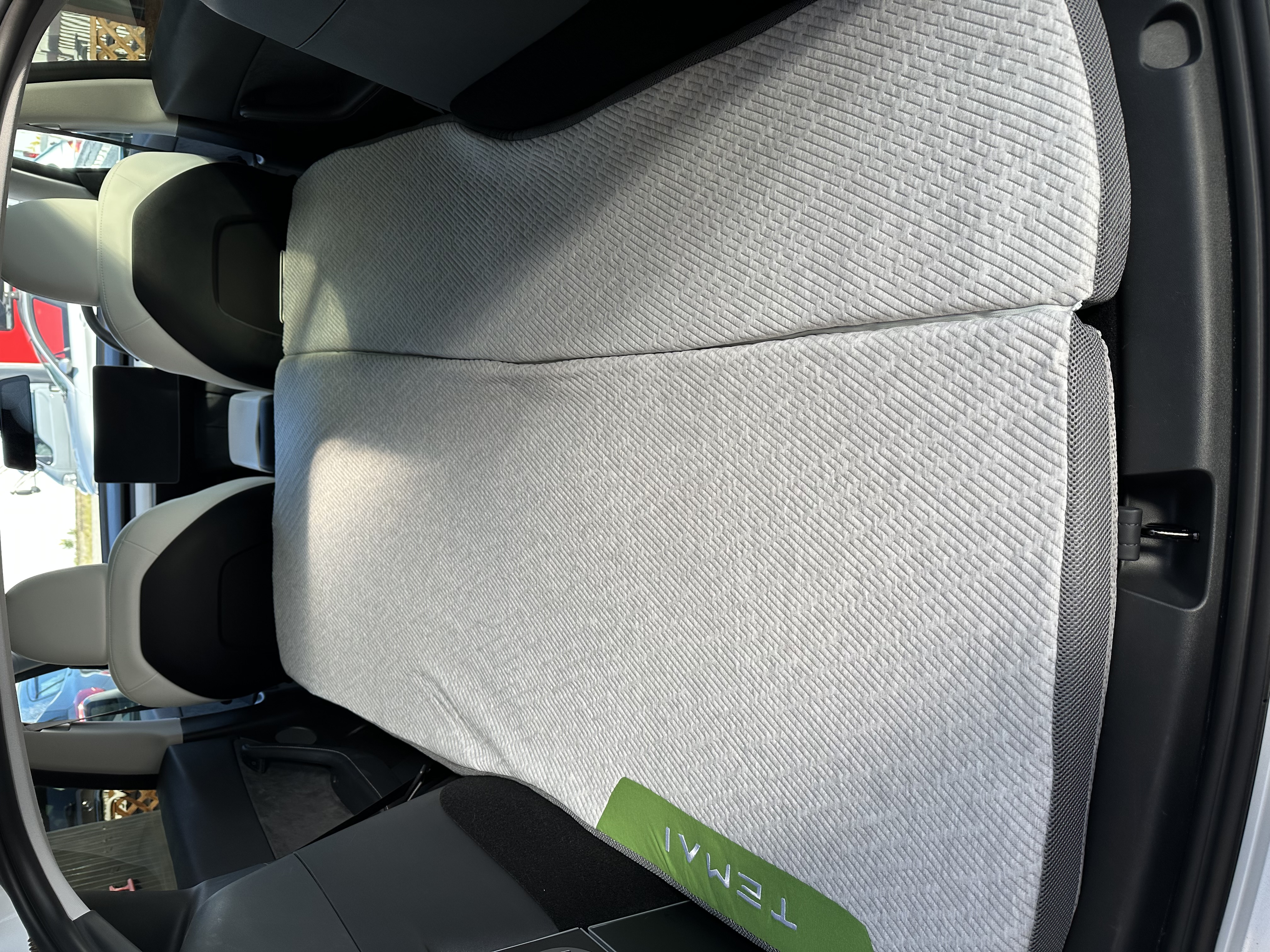 テスラ専用マット（別料金）要問合せ
