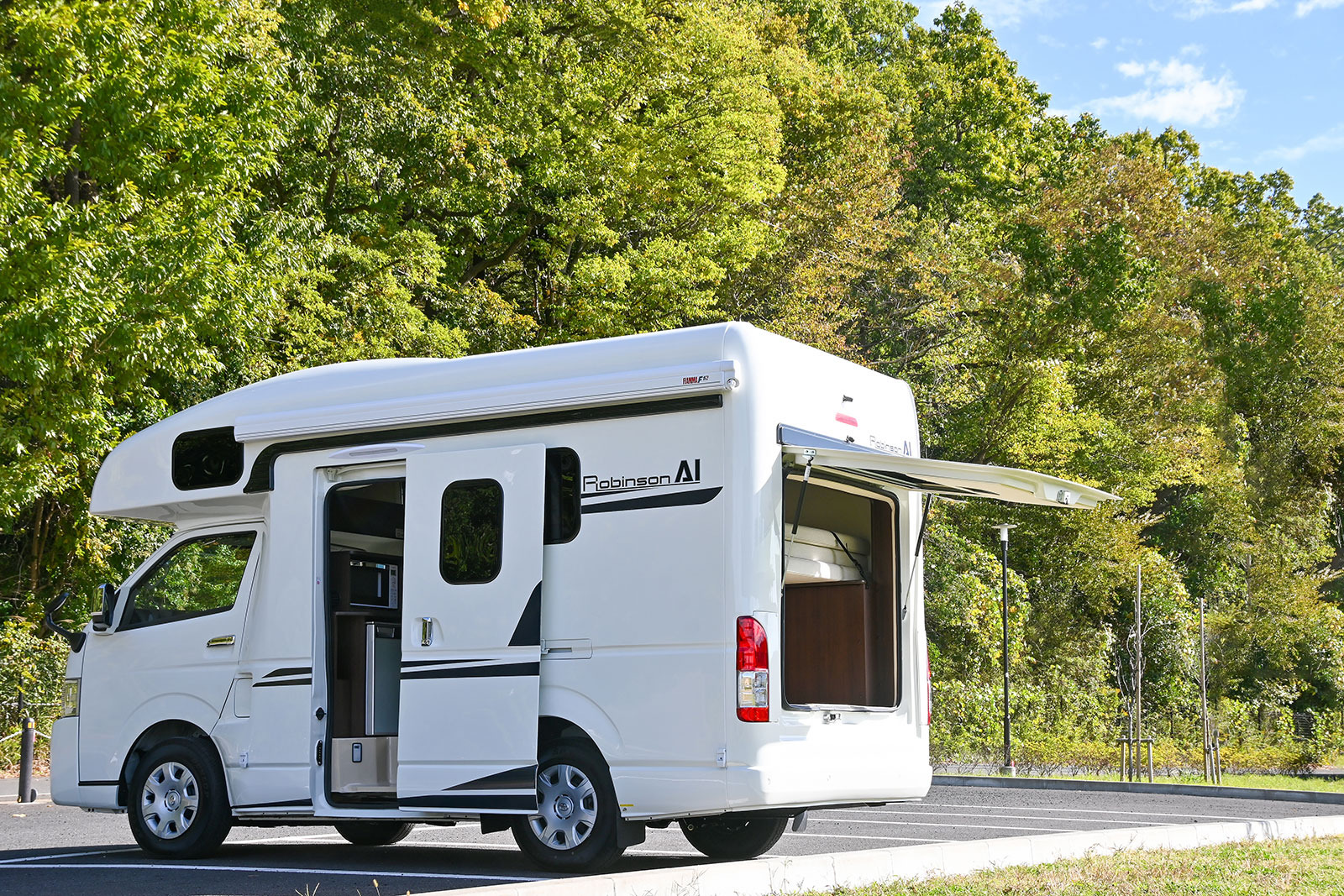 ハイエースキャブコン初のスライドドア採用で乗り降りラクラク