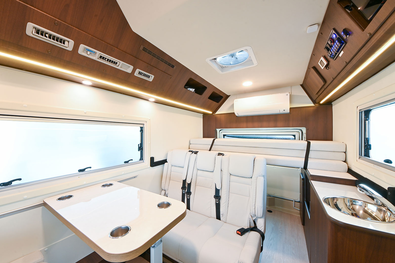 車両全高を低くしても広々空間を確保
USBポート1か所、コンセント充電口1か所