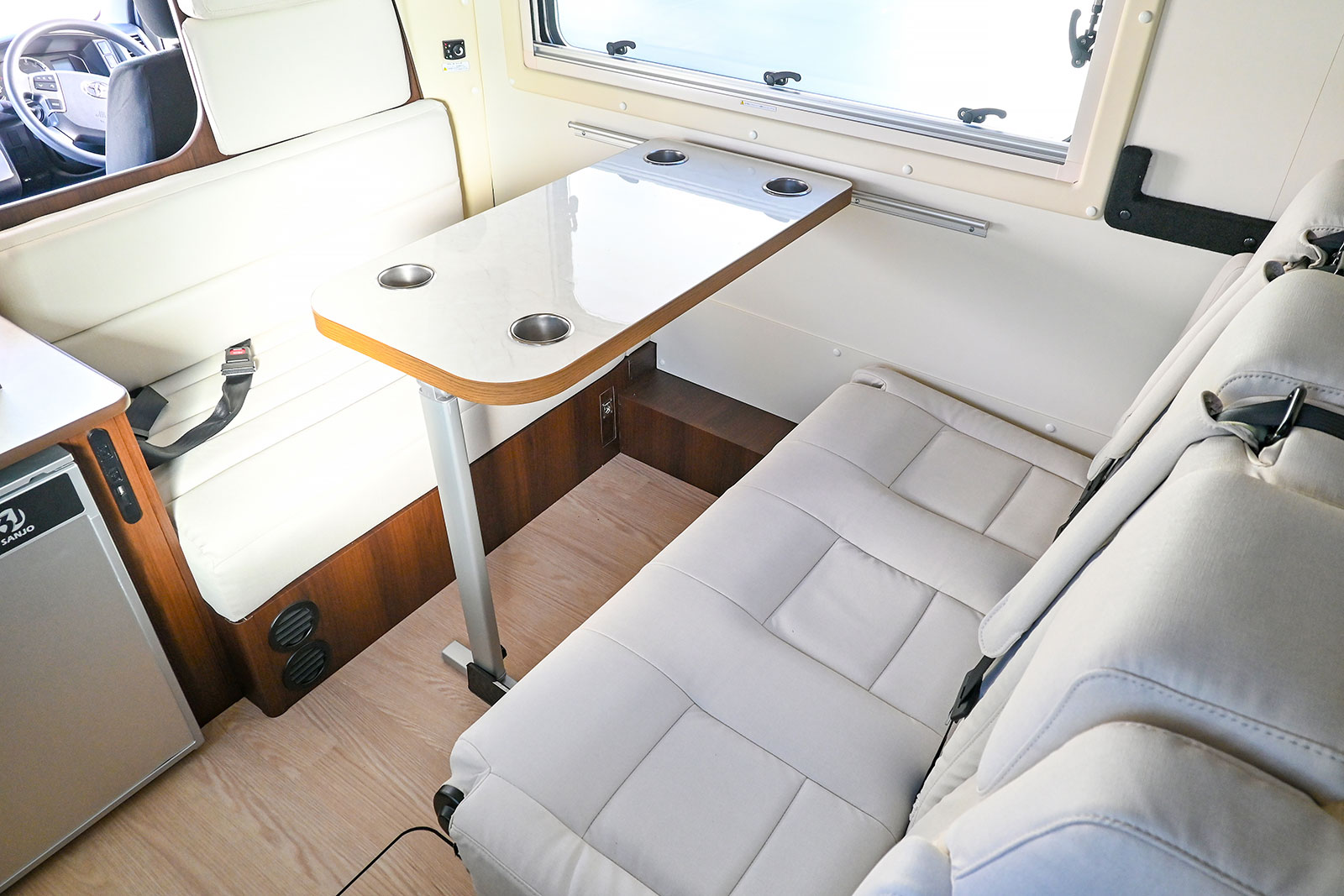 後部座席は向かい合うシートで移動中も会話が弾みます