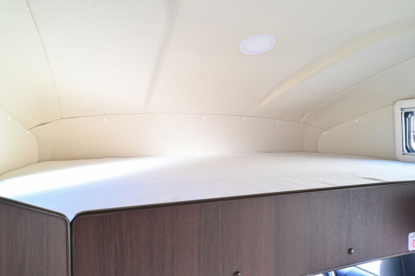 バンクベッド：大人1名、子供1名 目安
ベッドサイズ長さ120cm×幅190cm