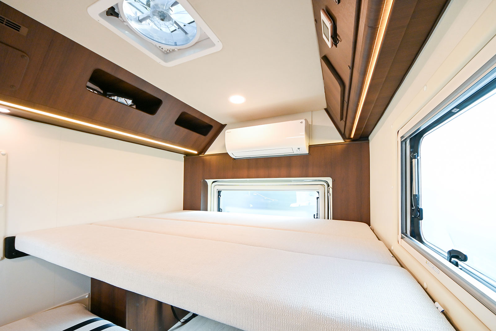 リアワイドベッド：大人2名 目安
ベッドサイズ長さ125cm×幅190cm