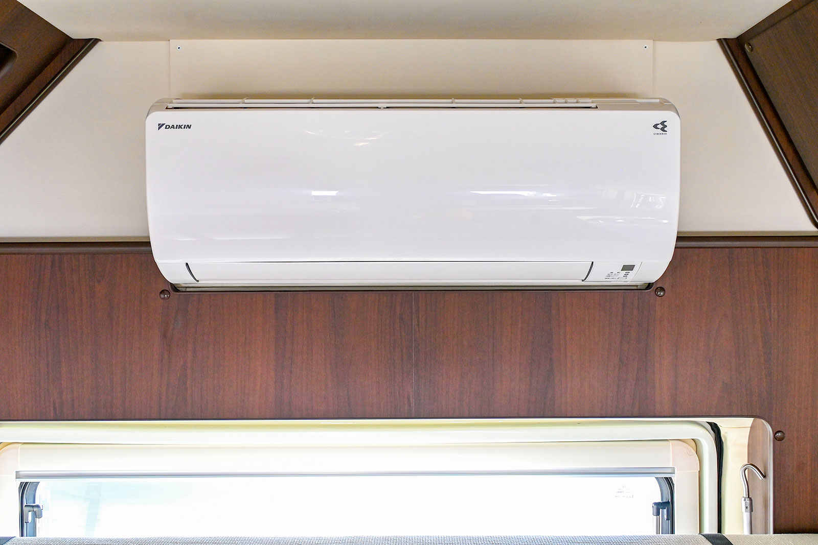 エンジン停止時でも使える家庭用エアコン装備
利用時間目安：5時間 外部充電接続時は無制限に利用可能です。

暖房の際は家庭用エアコンではなくFFヒーターをご利用ください。