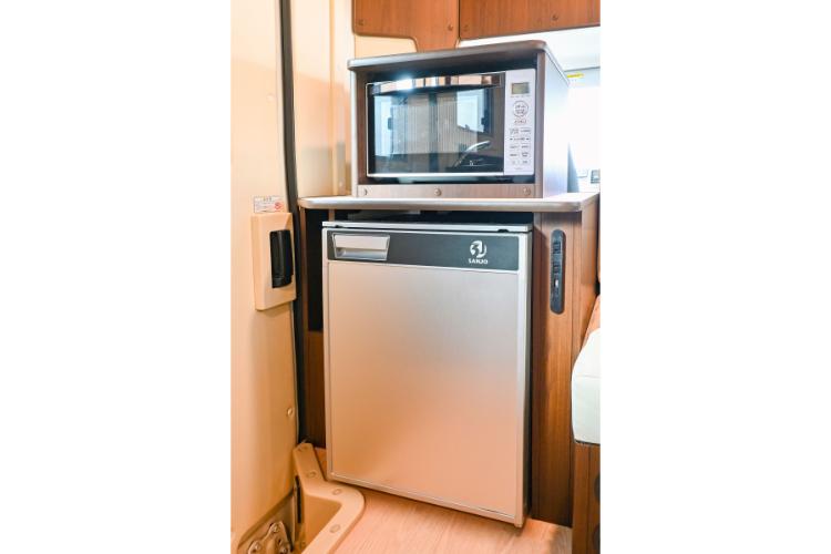 電子レンジ＆大型70L冷蔵庫を完備
冷蔵庫の横にはUSBポートとコンセント充電口完備