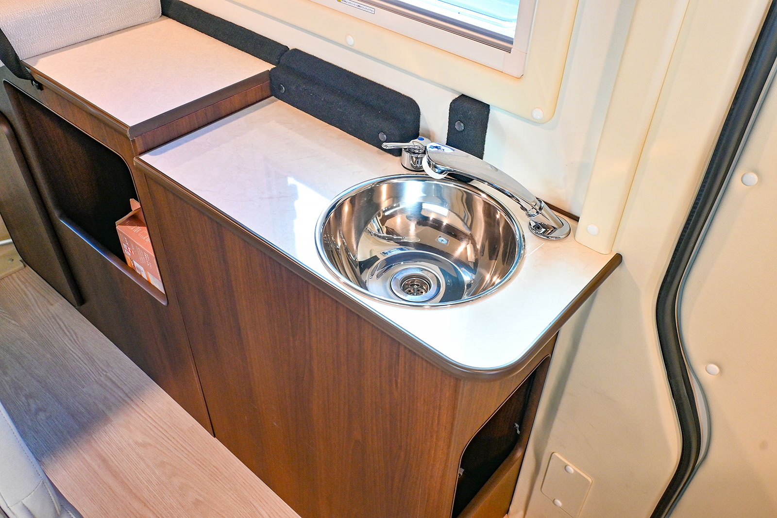 小さなシンクとシャワーホース水栓があります。
卓上コンロを車載（カセットボンベ１本を無料で付けています） 
調理器具/カトラリーのご用意はございませんのでご持参ください。