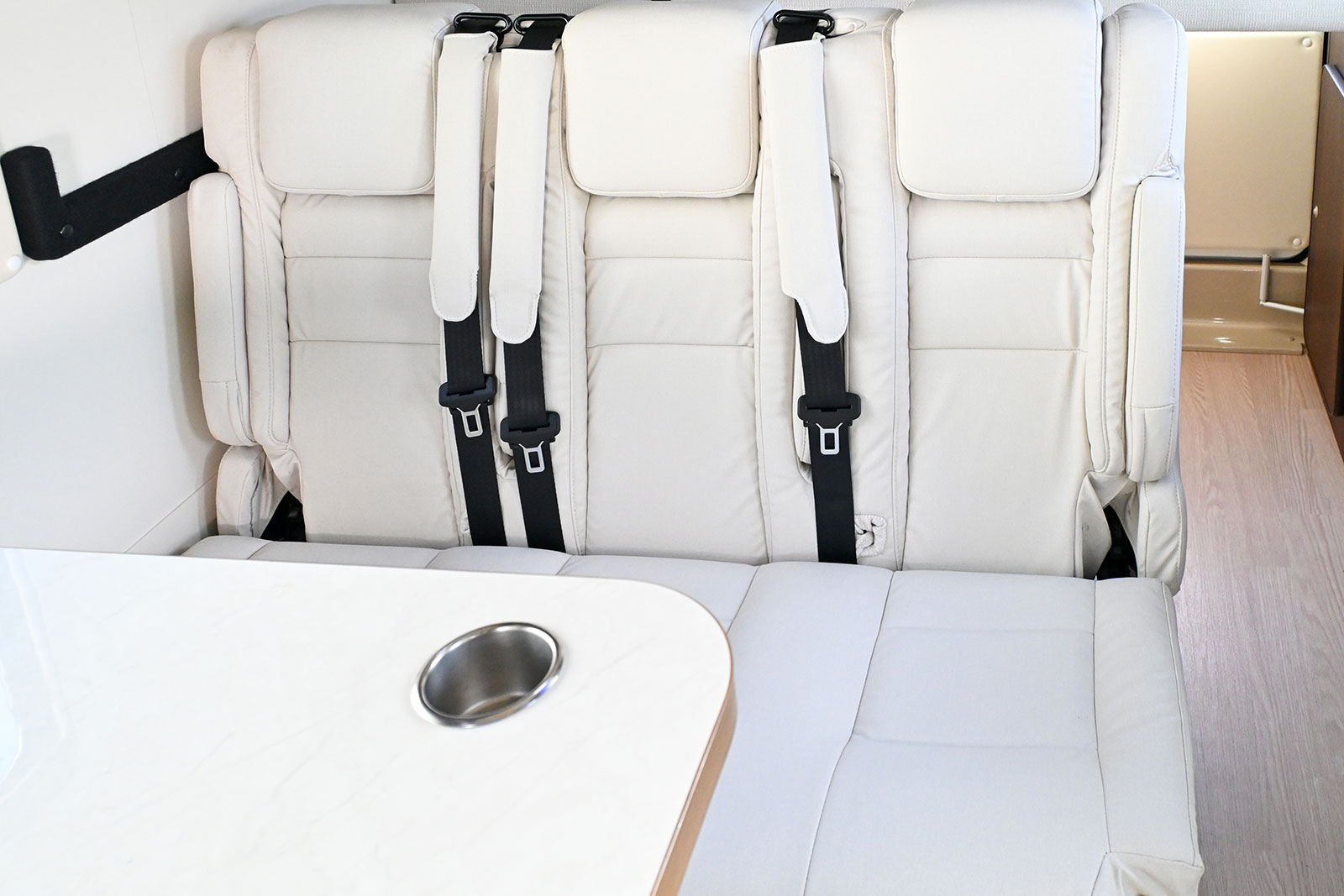 ホールド感のある3名掛け3rdシート
※車両ごとに一部デザインが異なる場合がございます。