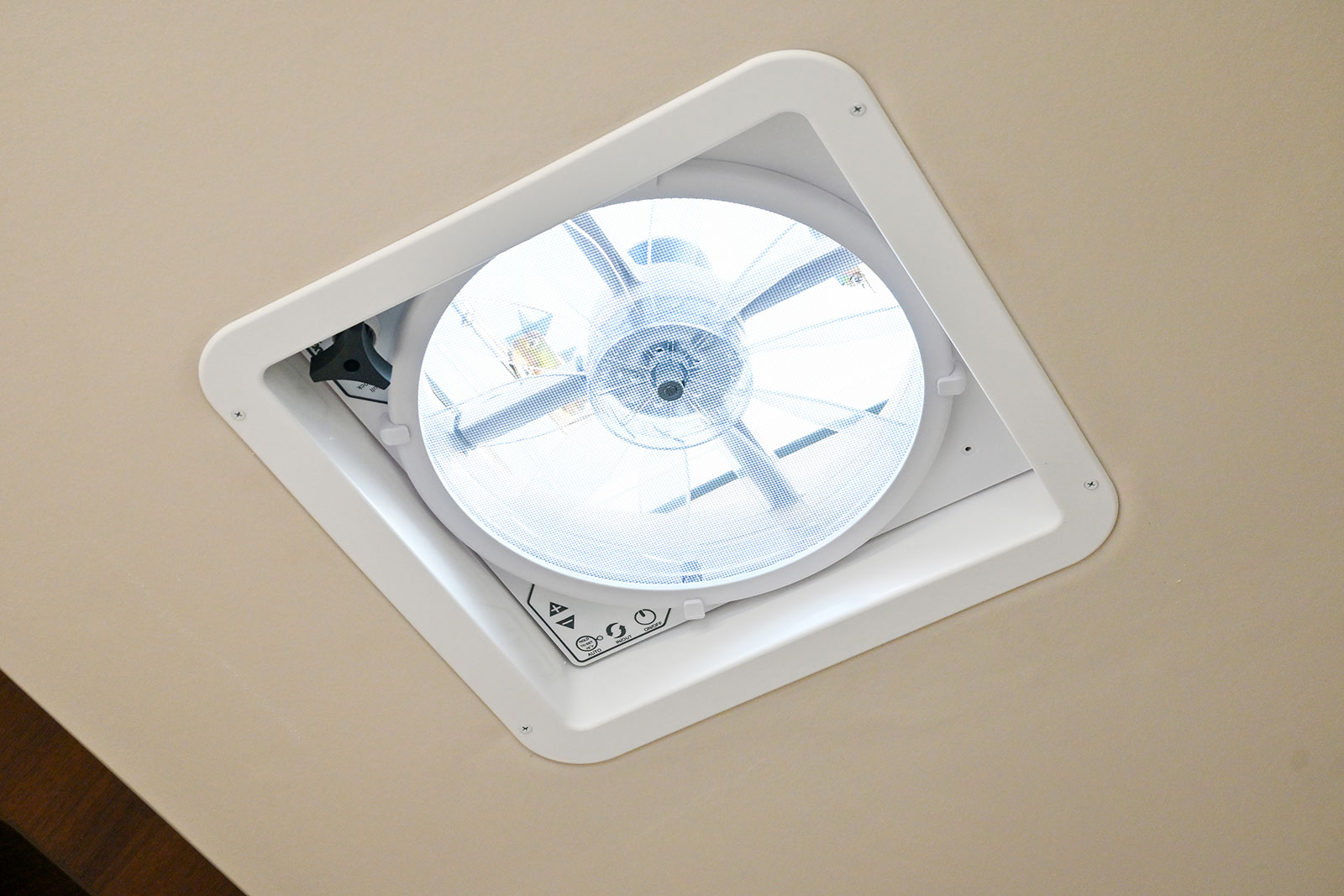 自然な空調をお求めの方にはベンチレーターもあります。
雨、降雪時は水が車内に入るため使用不可