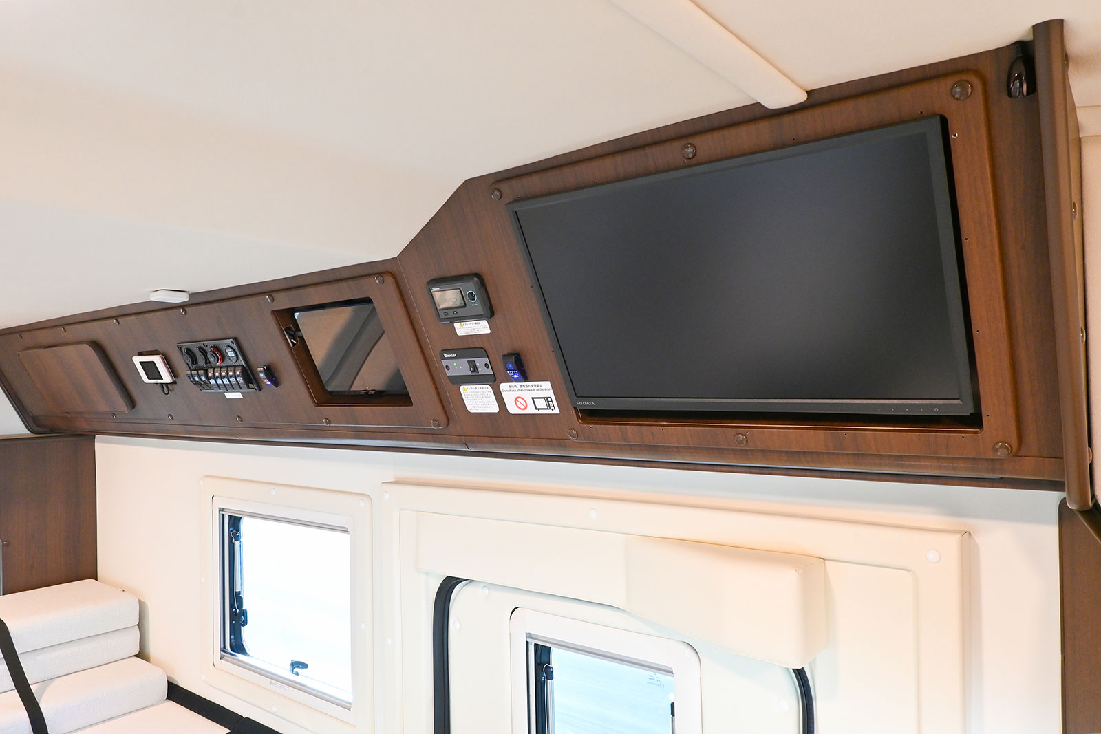 地デジチューナー付きリアモニター
DVD非対応