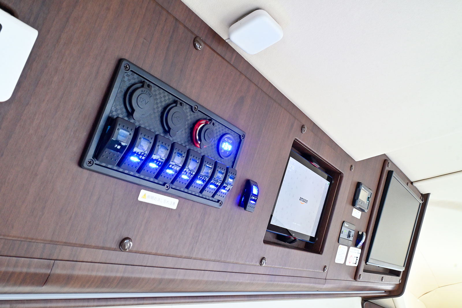 キャンピングカー装備のスイッチは上部にまとめてます