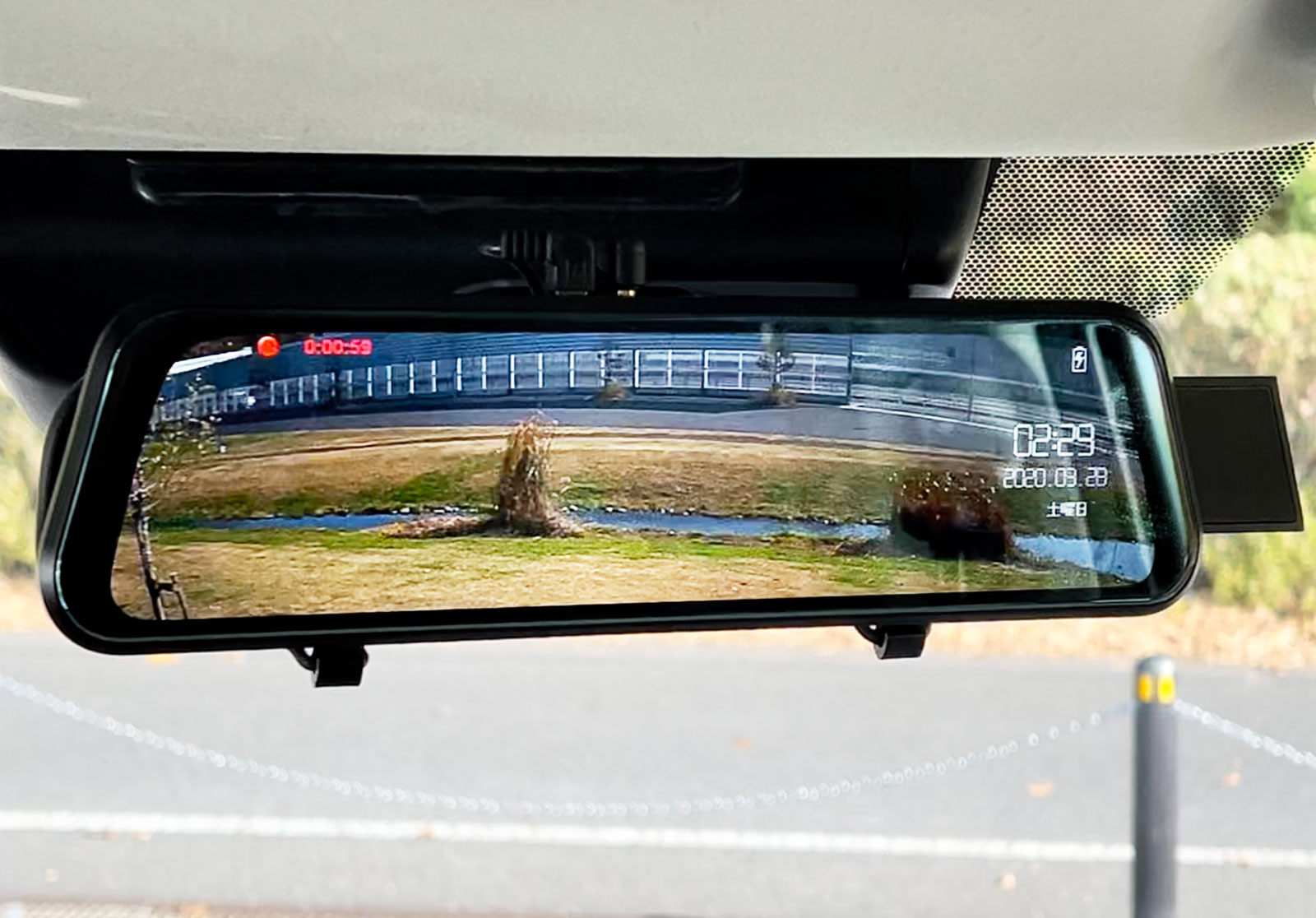 常時後方が確認できるバックミラー型リアモニターを搭載