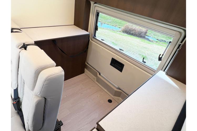 大きな荷物も楽に収納できるリアトランク
縦：890mm　横：1170mm