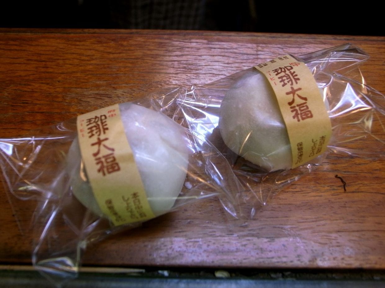 あんにコーヒーを練り込み、真ん中に生クリーム。常温を待ち切れずにいただいたが、「雪見だいふく」のような食感! 甘さとほろ苦さ、生クリームのまろやかさが絶妙の塩梅 1個125円(税込)