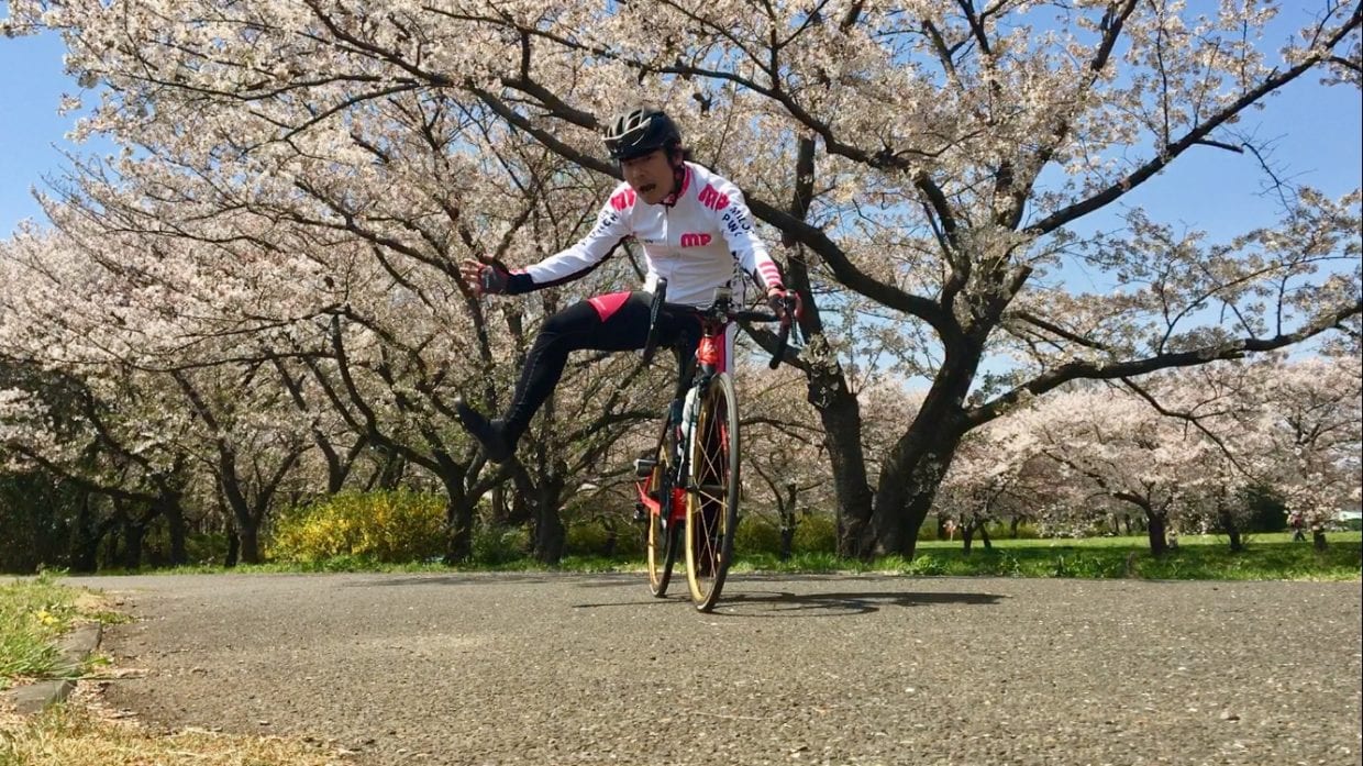 桜の前でパアッとご挨拶、私が年間165食立ち食い蕎麦男です
