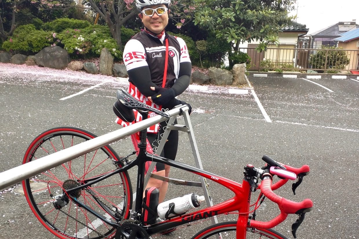 赤いジャイアントと素敵にコーディネートしている根反さん