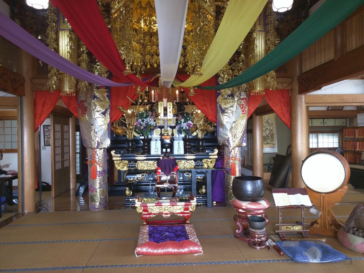 御開帳直後の大泉寺のご本尊前。ありがたし