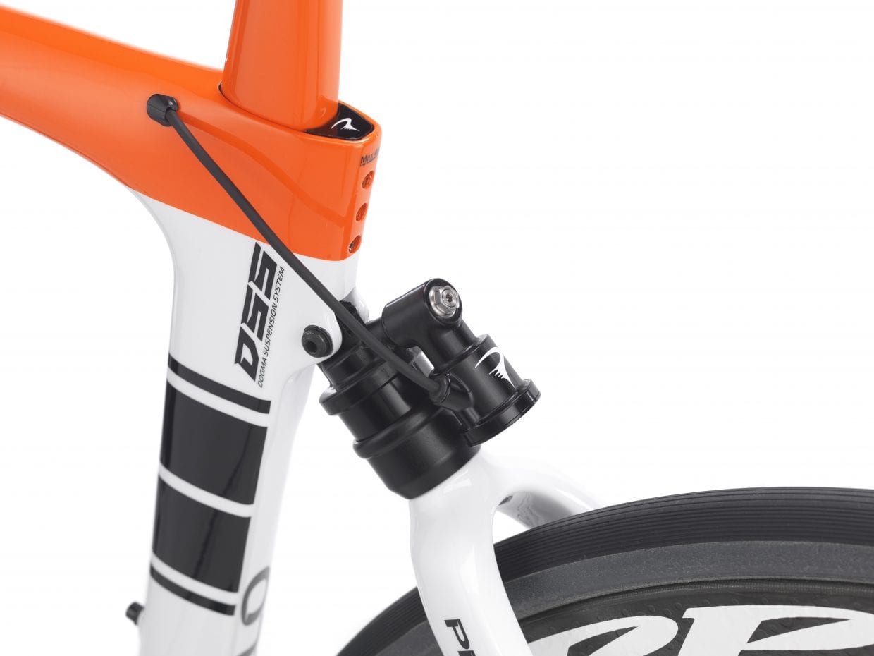 フレームに内装されるコントロールセンサーシステムは自転車の動的挙動を測定し、サスペンションを路面の状況に応じ約0.4秒で自動的にロックおよびロック解除をおこなう。