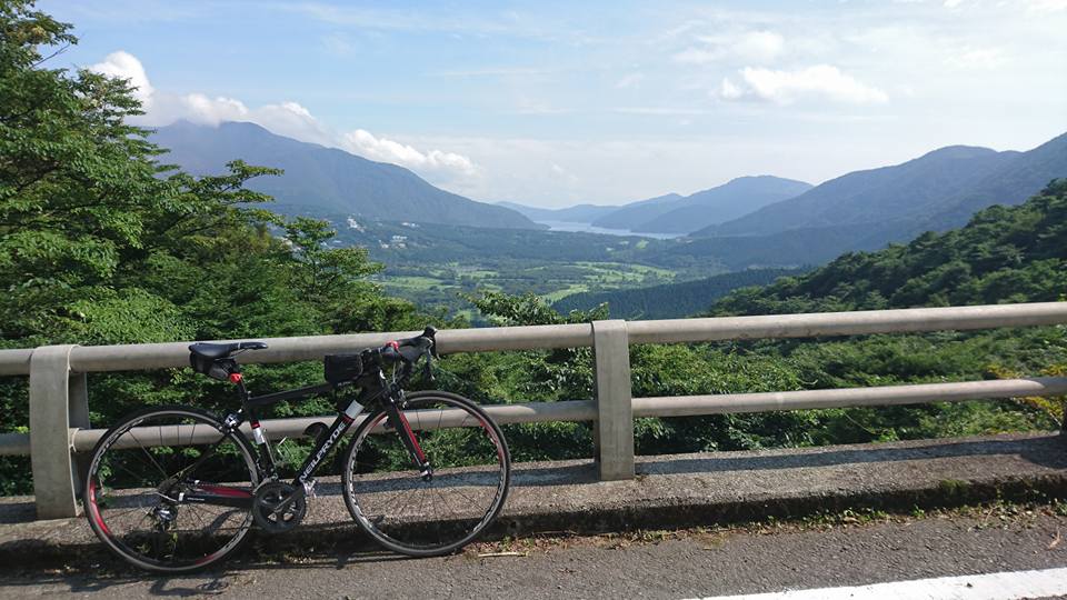 ここは峠の少し手前。走りながらでも木々の茂みが切れたところで雄大な景色を楽しめます。