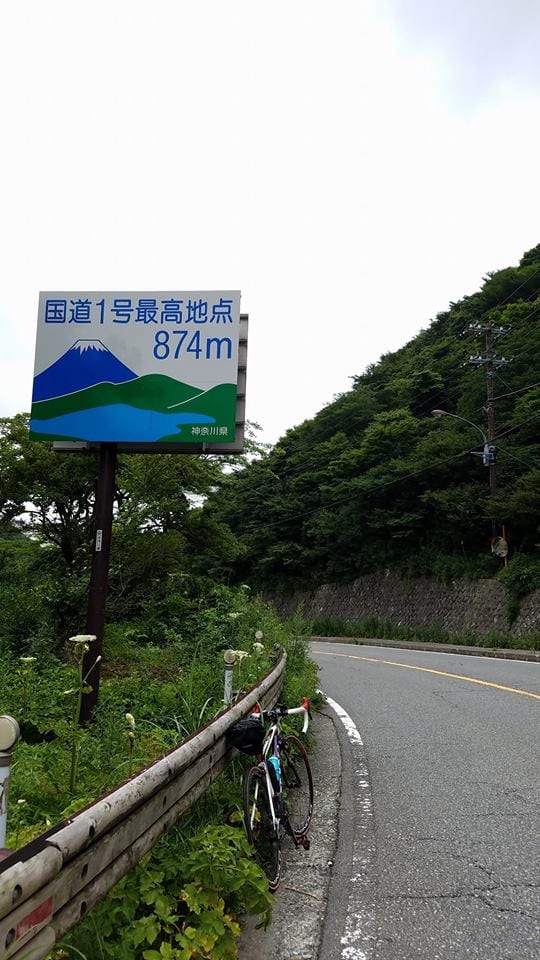 上り坂のてっぺんにある、ゆるいカーブの先が最高地点。地味です。(C)高林陽一