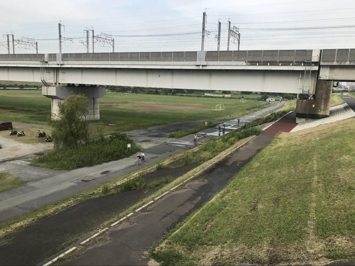 幅広く走りやすい荒川サイクリングロードは、自転車乗りに人気です ©︎Matsumura Seiya