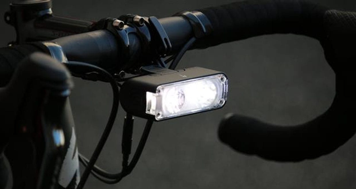 スペシャライズド・This isちょうどいいライト【Flux900 HEADLIGHT】入荷! 洗練されたデザインと高性能で人気のFluxシリーズにニューラインアップが登場! ライトはバイクに乗るなら必須。ロード、クロス、MTBと、誰にでもおすすめの、スペシャライズド Flux900 HEADLIGHT(フラックス900ヘッドライト)はシリーズのミドルグレードに該当し、シンプルデザインと機能性はそのままに、痒いところに手が届く、「ちょうどいいライト」として登場しました。 実際使い心地はどうなの? 自転車用ライトといっても種類は星の数ほどあります。。。スペックを見れば明るさの想像はつくけど、実際の使い心地はどうなのか? 朝も昼も夜も、通勤もレースも愛車のTARMAC1台でこなすSBCU先生の佐藤さんが発売に先んじて使い倒していますので聞いてみました。 画像アドレス:http://www.specialized-onlinestore.jp/contents/cms/flux6.jpg (画像出典:SPECIALIZED オフィシャルブログ) SBCU先生佐藤さん、Flux900を愛用しています。 その感想はこちらから 気になるFlux900の概要 新しいFlux900を見れば、「こんなものが欲しかった!」と思うでしょう。このヘッドライトは特別な光学装置で2種類のLEDを利用し、その組み合わせによって非の打ちどころのない光線を出します。わかりやすく言えば、近くも遠くも見渡せるということで、すべての光を最大限利用できます。 また着脱が楽チンなクイックリリース方式を採用、暗くなってから停めておいた愛車の元に戻ったらライトがない!という悲劇も防げます。 狭域を照らす光と広域を照らすライトのコンビになっている 反射部のビームパターンが光を必要な場所へ向け、光の強度を最大限利用。 狭域を照らす光と広域を照らす光を組み合わせ、どんな速度で走っていても必要な場所を明るく照射。 クイックリリースで着脱が楽チン クイックリリース・バーマウントは直径22.2、25.4㎜と31.8㎜のバーに適合。 長いリーチをまっすぐに突き出したパターン リーチを曲げてハンドル下部に格納することもできる 長いリーチでステムの正面、上面、下面にライトを設置できるマウンティングシステム。ほとんどのコンピューターマウントやシフター/ブレーキケーブルと共存可能。 HANDLE BAR MOUNTも別売りで販売。 サイドへの照射も万全 ワイドなサイドライトで180度を照らし、他のサイクリストや自動車からの視認性がアップ。 USBで充電可能な2600 mAhのリチウムイオン電池を内蔵。 LEDライトの出力は300~900ルーメン。 持続時間:1.75時間~30時間 1.5時間で90%の急速充電。3時間でフル充電。 4種類の動作モード。 ステディ・ハイ:900ルーメン ステディ・ロー・スポット:300ルーメン ステディ・ロー・ワイド:300ルーメン デイタイム・フラッシュ:400ルーメン 【税込価格】:15,120円 【カラー】:ブラック 製品情報はこちら スペシャライズド・ジャパン合同会社