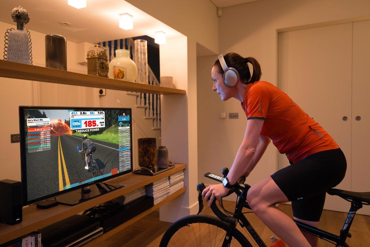 ローラーとコンピューターを接続し、バーチャルなライドを楽しめるZwift(C)ZWIFT.com