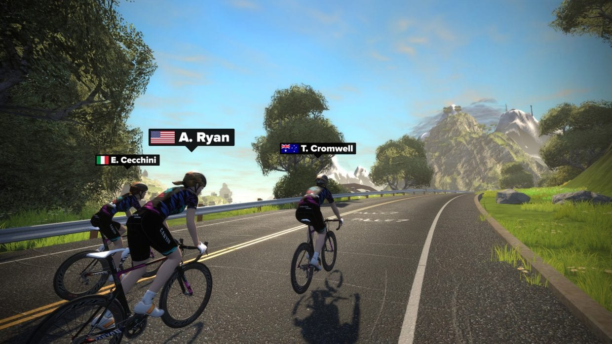 室内でひとりでもバーチャルな空間では世界中のライダーと繋がれる(C)ZWIFT.com
