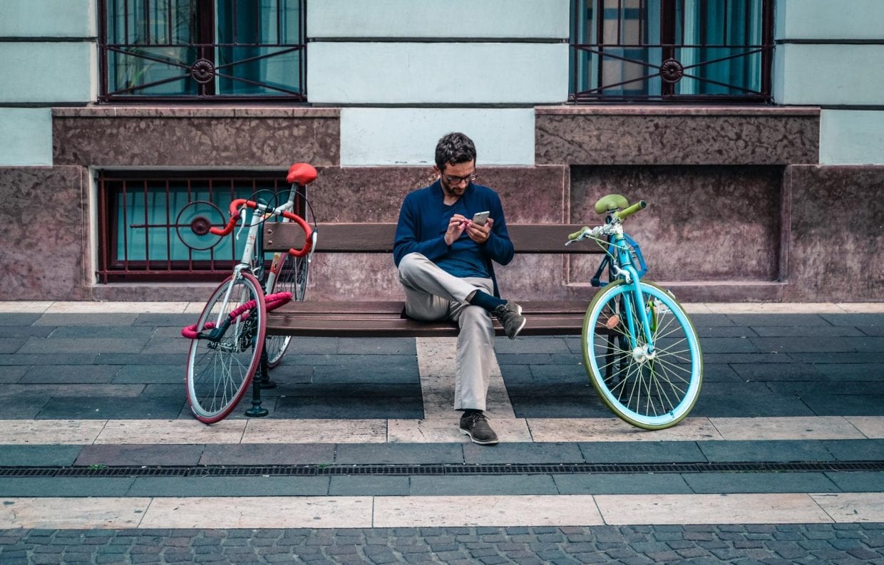 ▲スマホの確認は自転車を停車させ、周囲に危険のない状態で行いたい