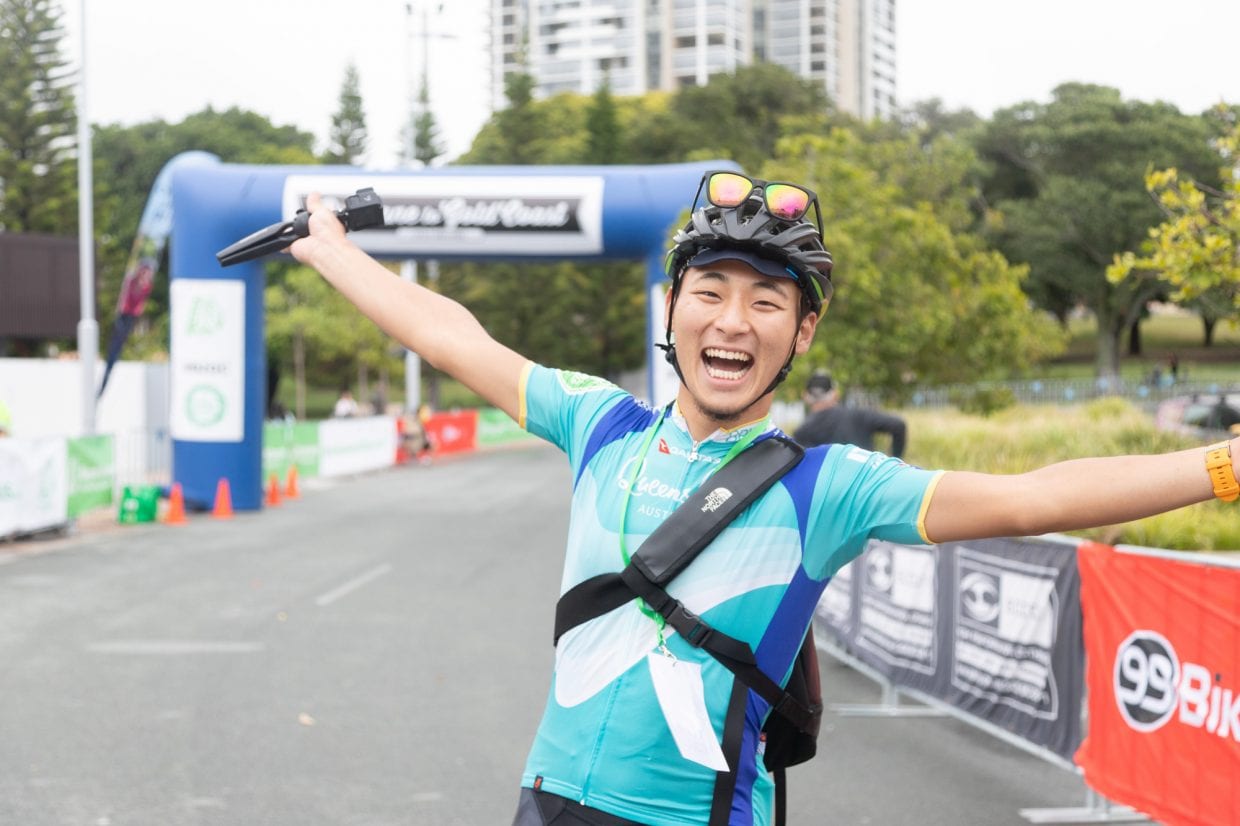 ▲ゴールゲートを通過、100km走ったのに疲れを一切感じさせない笑顔です。