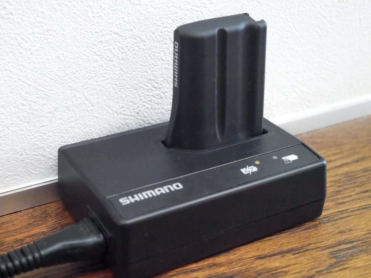 充電器にバッテリーを刺すだけ。場所を取らず簡単にできる。