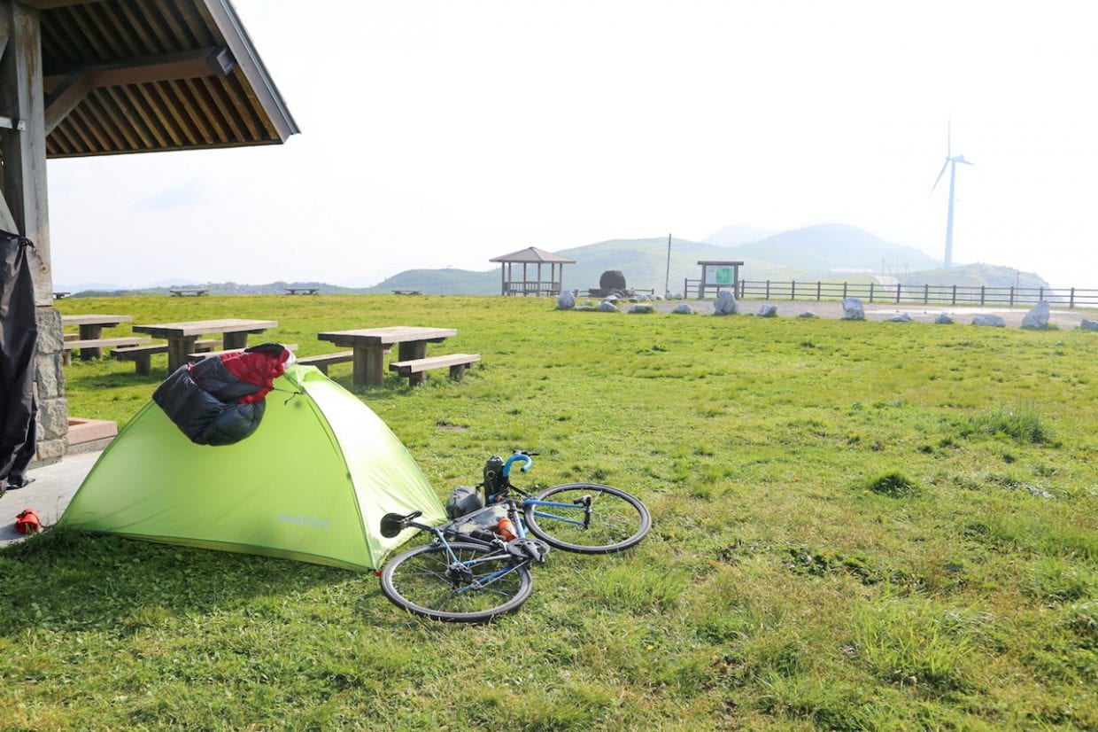 四国カルストの姫鶴平キャンプ場にて。軽量ロードバイクだからこそ、数多くの山を越えても体力をセーブしながら移動することができました。photo:神楽坂つむり