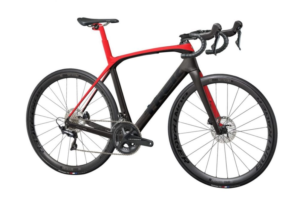 たとえば上位モデルでしか選べないカラーリングを諦めた経験はないだろうか。TREK PROJECT ONEなら、カスタムで理想のカラーに近づけるという選択肢がある。Domane SLR 6ベースに、SLR 9のMatte Dnister Black/Gloss Viper Redのカラーに近づけてシミュレートしてみた。