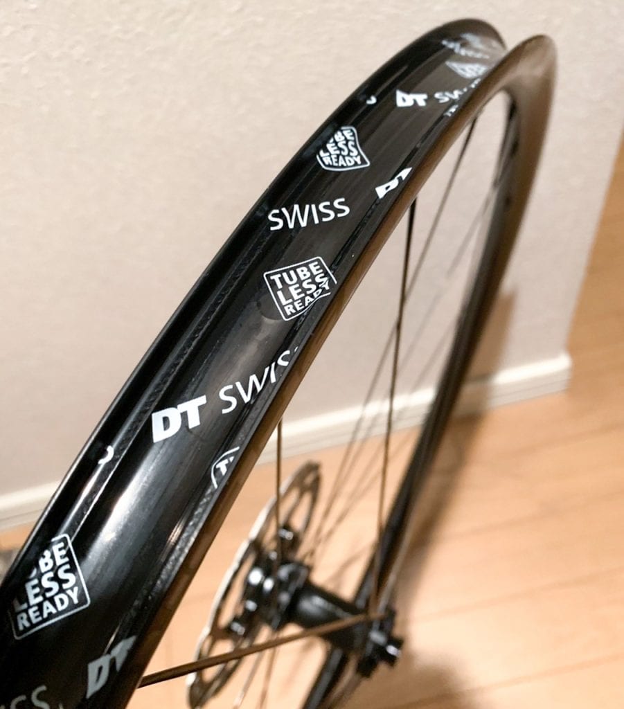 このホイールには最初からチューブレス用テープが貼られていた。バルブやシーラントを用意すれば、すぐにチューブレスを体験できる。Photo: "読むロードバイク。" 管理人