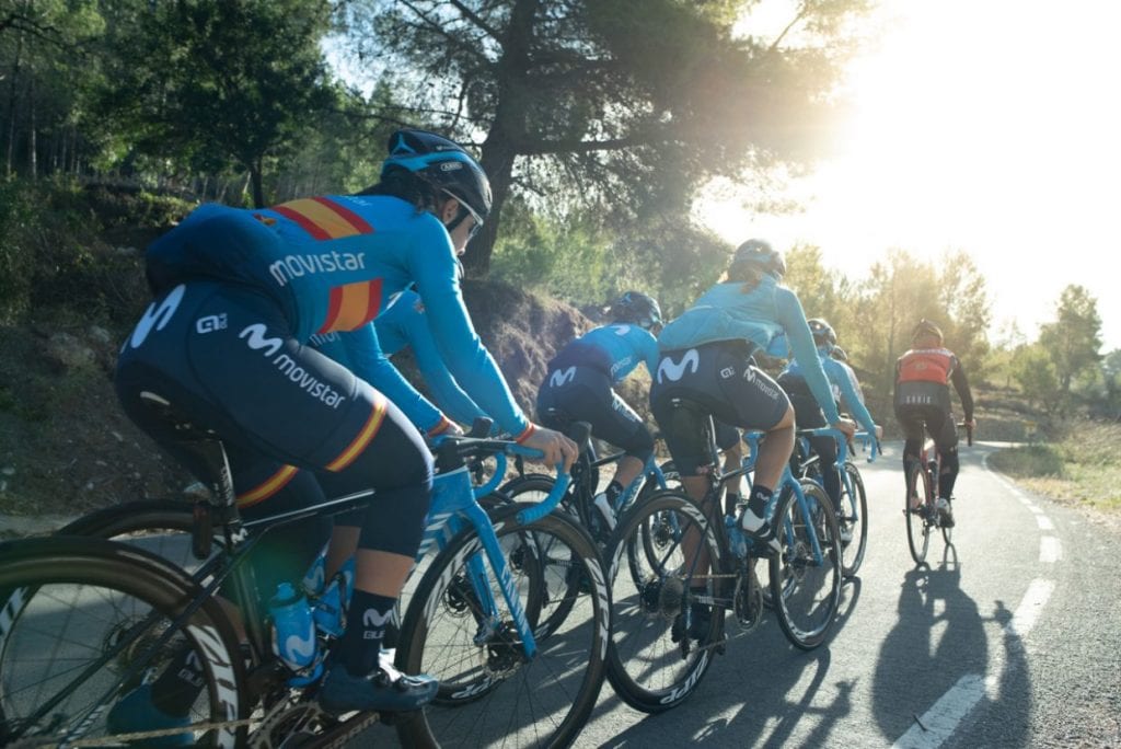 世界最高峰のUCIワールドチームの一つ、モビスターは今年からSRAM AXS搭載のCANYONバイクで戦う。