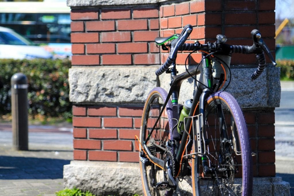 街乗りでは700Cホイールを使用することで高速巡航もある程度可能に
