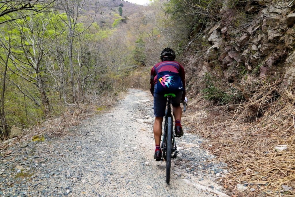 荒れた路面、グラベル走行時は手が暴れてしまって、思うようにレバー操作ができないこともしばしば。