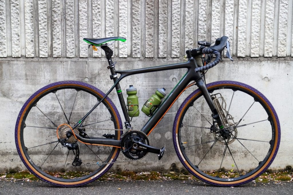グラベルロードバイク GT GRADE CARBONです。1.ロードバイクと比べてタイヤ幅が太く 2.ディスクブレーキを採用しており 3.リラックスしたポジション(前傾姿勢が緩めで上半身が起きた状態)で乗ることができます。