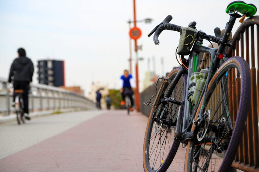 自転車通勤にもってこいのグラベルロードは初心者の人にも扱いやすい頑丈さや乗り心地の良さ、程よいフィットネス感も人気の理由です。