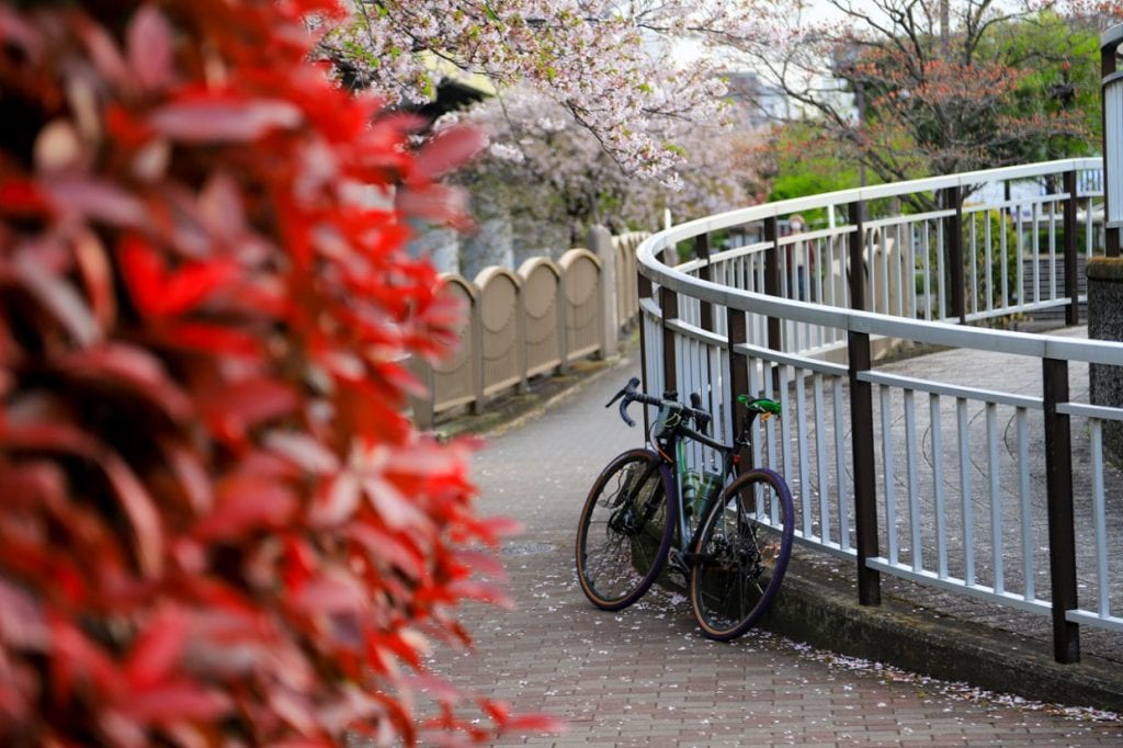 グラベルロードは景色を楽しみながらマイペースで走るのに適している自転車です。通勤中にちょっと遠回りして知らない道を通ったり公園や川沿いを走ったり・・・そんな楽しみ方ができるのも自転車通勤の魅力ですね。