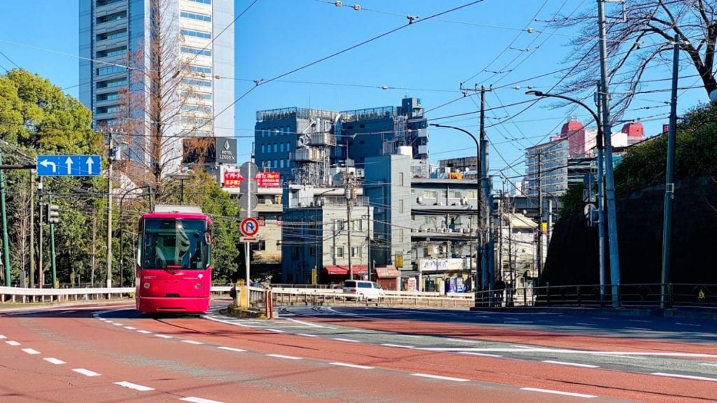 満員電車に揺られて出社するよりも圧倒的に健康的で気持ち良くってリフレッシュにもなってしまう自転車通勤。例えばお気に入りのカフェ巡りをしたり、カメラ片手に路地裏を走ったり、ラーメン屋さんに立ち寄ったり・・・街を丸ごと楽しむツールとしても自転車は良い手段だと思います。